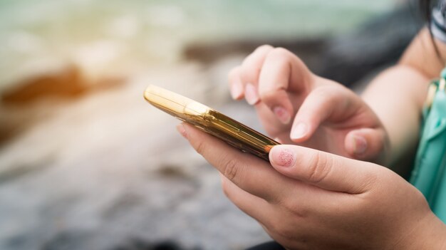 Frauen, die intelligentes Telefonmobile verwenden