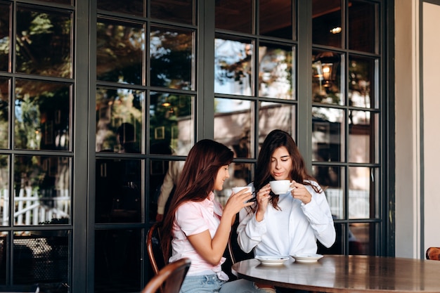 Frauen, die Kaffee im Café trinken