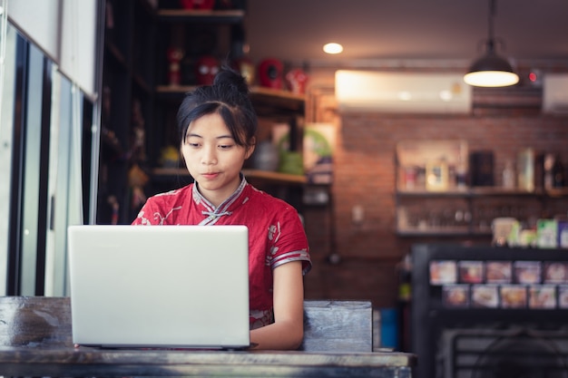 Frauen, die Laptop auf Kaffeestube verwenden