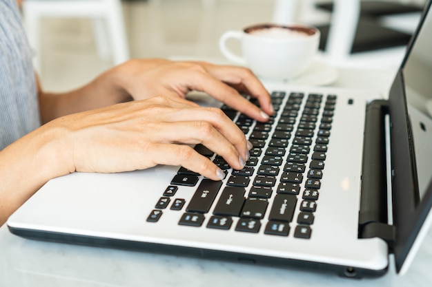 Frauen, die Laptop in einem Café benutzen