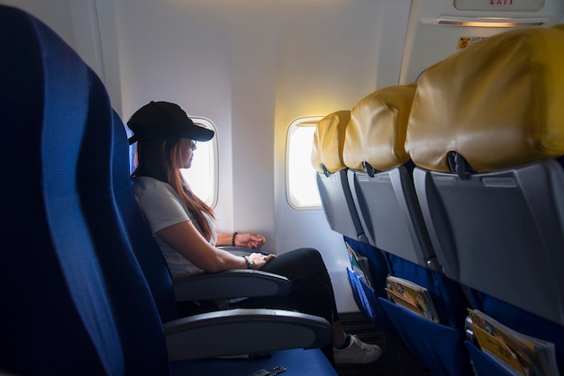 Frauen, die mit einem Flugzeug reisen