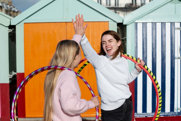 Foto frauen, die mit hula-hoop-kreis trainieren