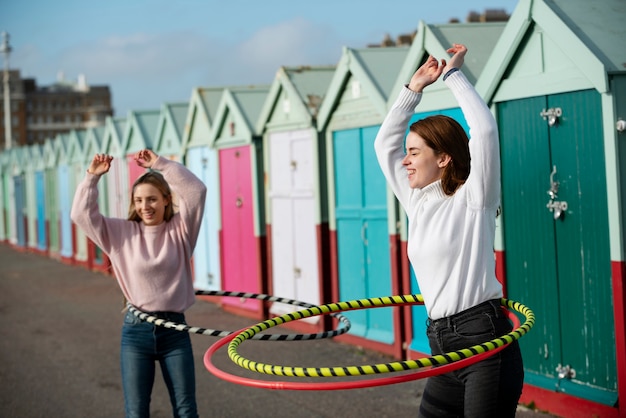 Foto frauen, die mit hula-hoop-kreis trainieren