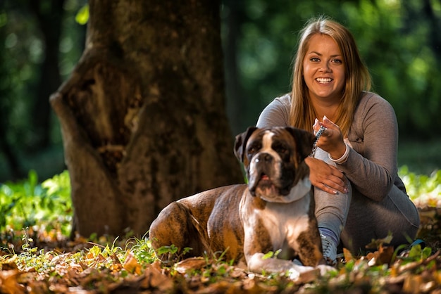 Frauen, die mit Hund spielen