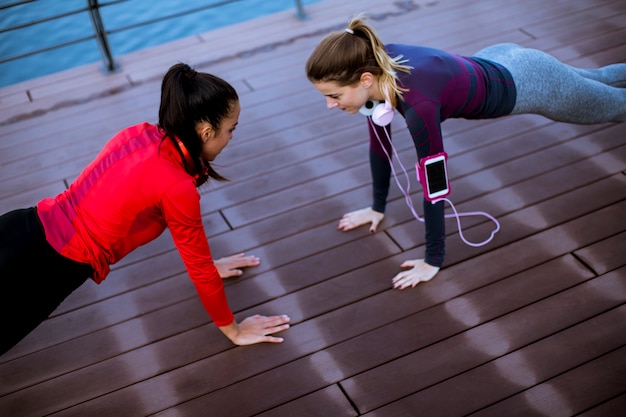 Foto frauen, die planken am flussufer tun