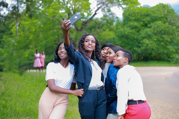 Frauen, die selfie mit glücklichen gesichtern nehmen