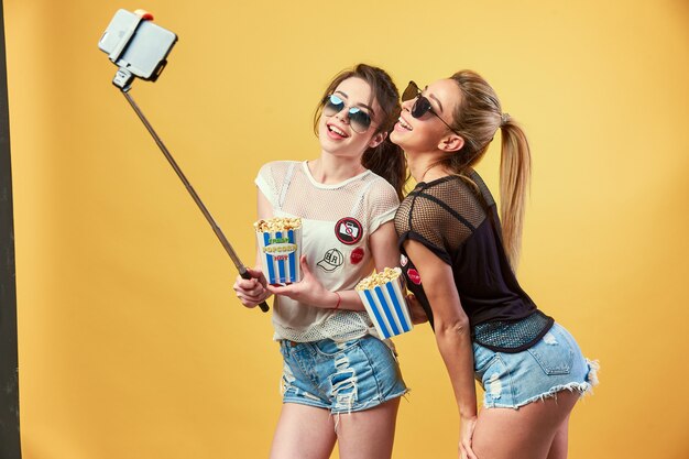 Frauen, die selfie mit Popcorn nehmen