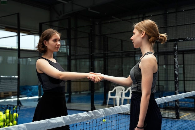 Foto frauen, die sich vor dem mittleren schuss des spiels die hände schütteln