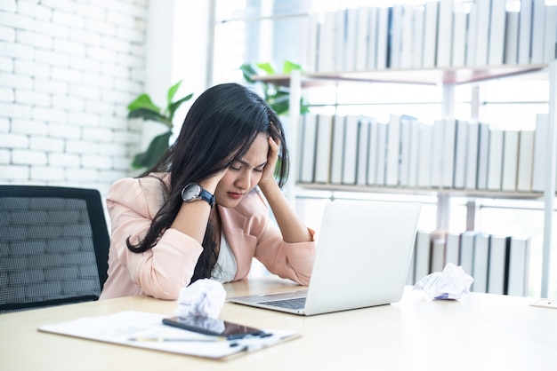 Frauen, die stressig im Büro arbeiten