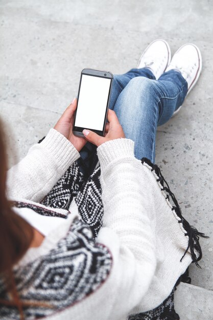 Frauen, die Telefon oder Handy benutzen