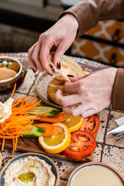 Frauen, die traditionelles türkisches Dorffrühstück essen, das im Restaurant serviert wird. Ansicht von oben.