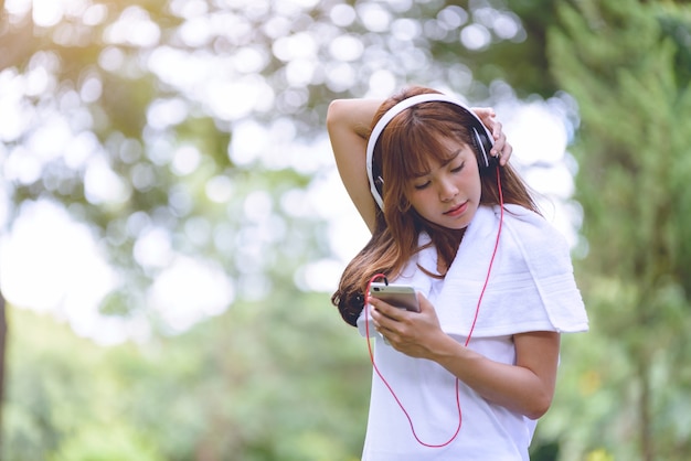 Frauen entspannen sich beim Hören von Musik mit Kopfhörern auf Smartphone-App