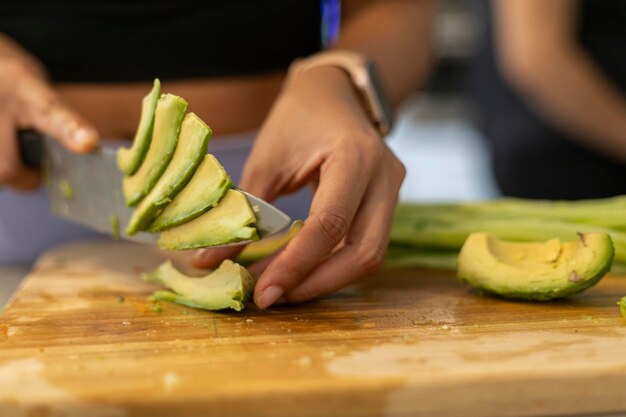 Foto frauen essen avocado, um den schlechten cholesterinspiegel im blut zu senken und den guten cholesterinspiegel zu erhöhen