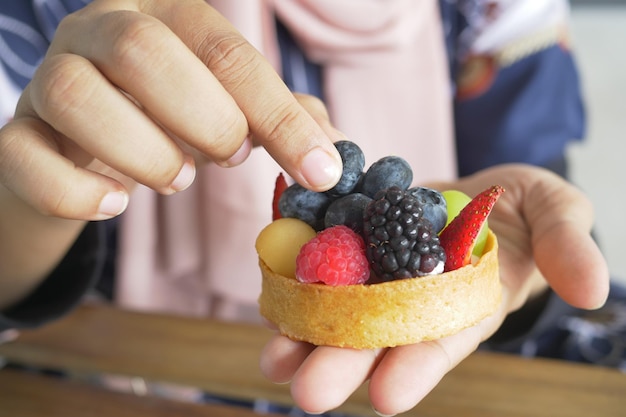 Frauen essen Beerenfruchttorte