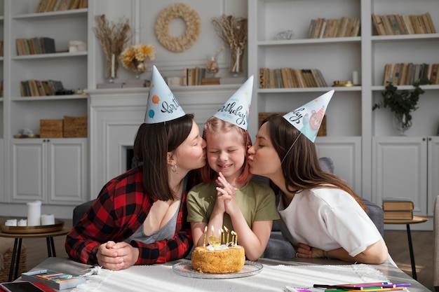 Frauen feiern den Geburtstag ihrer Tochter