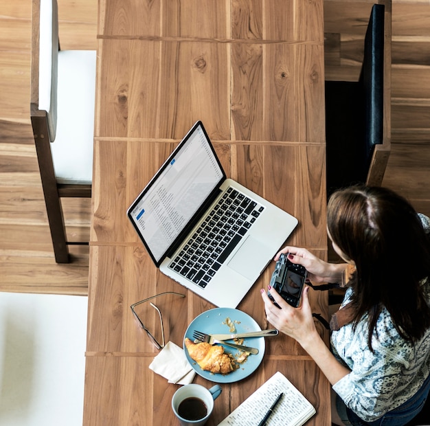 Frauen-Fotograf-Verbindungs-Laptop-Arbeitskonzept