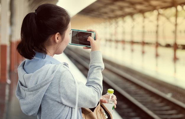 Frauen fotografieren am Bahnhof