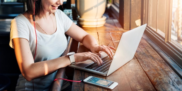 Frauen-Frauen-Verbindungs-Digital-Gerät-Internet-Konzept