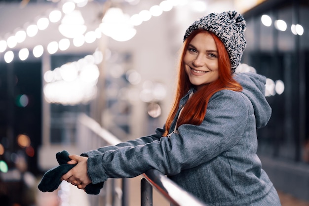 Frauen genießen abends Winterurlaubslichter