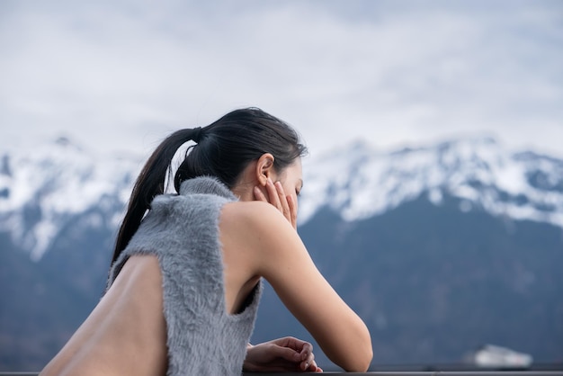 Frauen genießen auf dem Balkon mit Blick auf die Schweizer Alpen