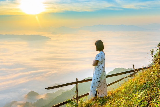 Frauen genießen die frische Luft und umarmen die Natur am Morgen im Phu Chi Dao, Thailand