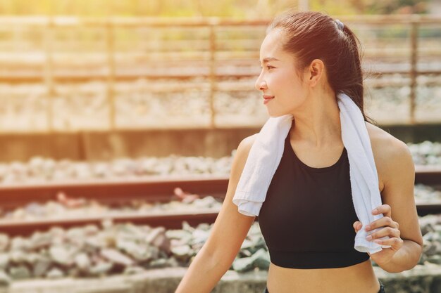 Frauen gesunder Lebensstil glückliches Lächeln im Freien Sonnenschutz Hautpflege für Sportler Konzept