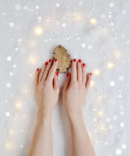 Frauen-hände, die weihnachten toy decor wooden star new year halten