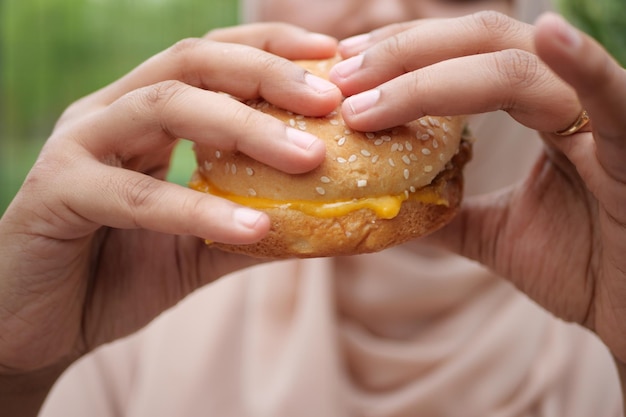 Frauen halten Draufsicht des Rindfleischburgers in der Hand