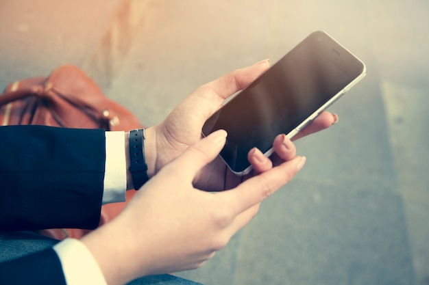 Frauen Hand am Telefon