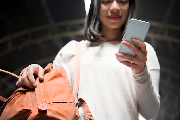 Frauen-Handy-Verbindungs-Technologie-Konzept