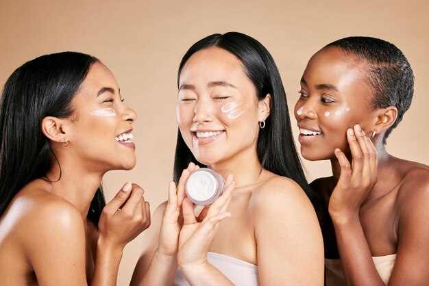 Foto frauen-hautpflegecreme und schönheitsfreunde mit vielfalt für dermatologie oder kosmetikbehälter asiatische und schwarze menschengruppen freuen sich über skin glow spa-gesichts- und gesichtswerbung für selbstpflegeprodukte