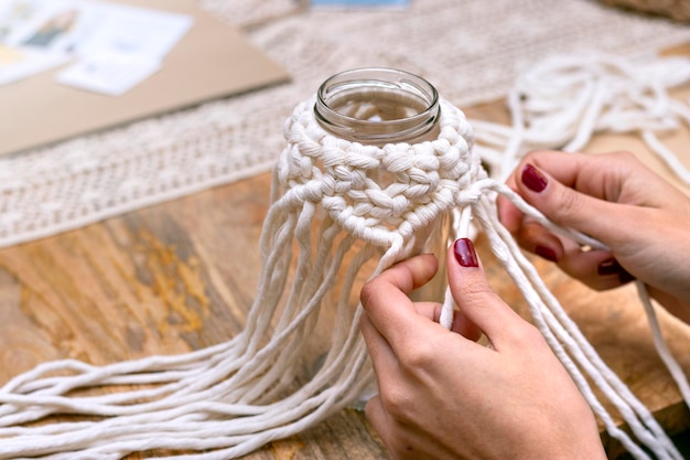 Frauen-Hobby, das handgemachtes Makramee strickt