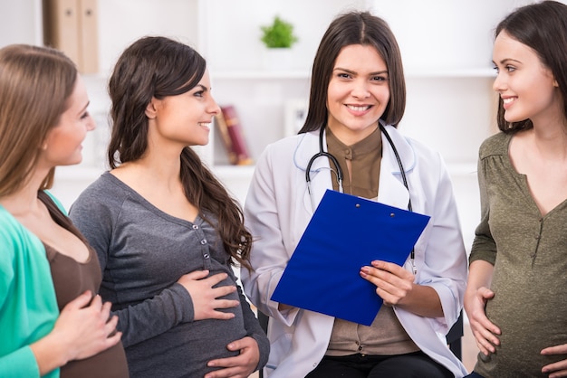 Frauen hören auf doktor im klinikraum.