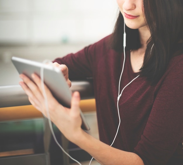 Frauen-hörendes Musik-Medien-Unterhaltungs-Entspannungs-Konzept