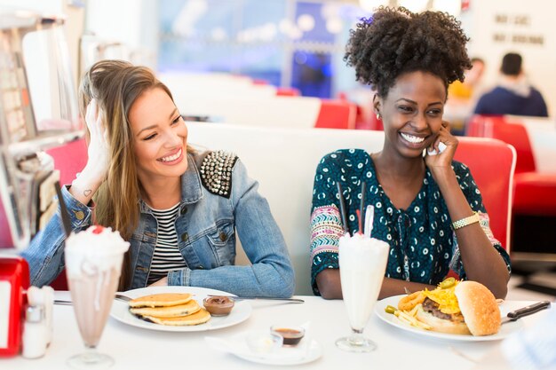 Frauen im Diner