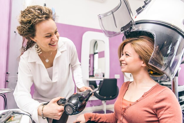 Frauen im Friseursalon