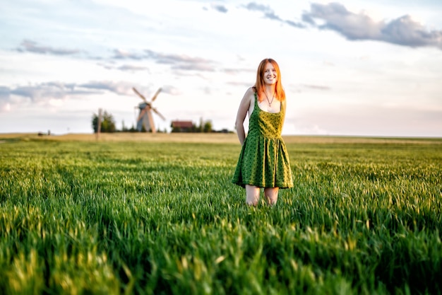 Frauen im Weiler der grünen Wiese im Hintergrund