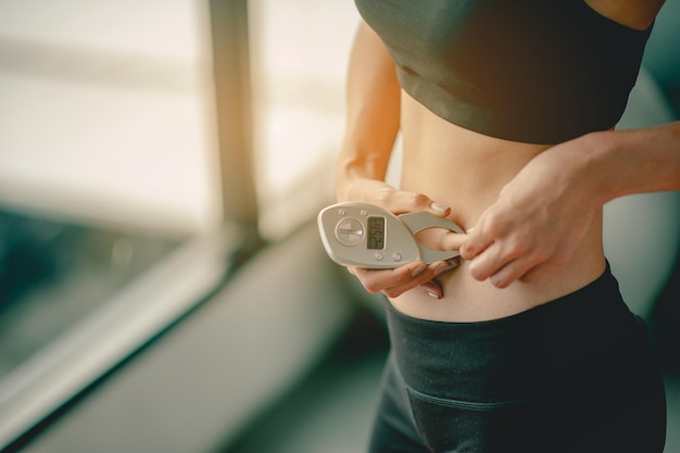 Frauen in Asien trainieren, um Gewicht zu verlieren, Frauen, die Sportkleidung tragen und für die Ernährung trainieren. Trainingskonzept. Fitness, Ernährung, Fitnessstudio, Bewegung, Lebensstil und gesundes Konzept.