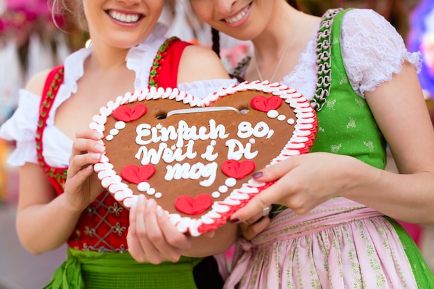 Frauen in bayerischer Tracht oder Dirndl am Festival