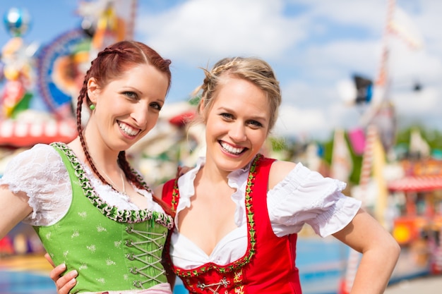 Frauen in bayerischer Tracht oder Dirndl am Festival