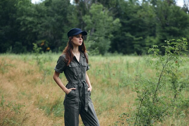 Foto frauen in der natur im wald mit blauer mütze halten die hände in den taschen