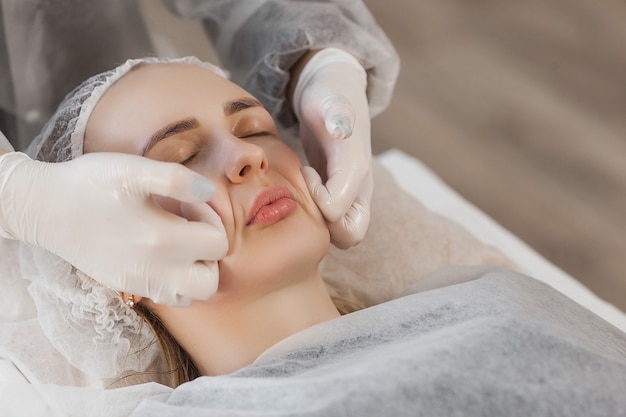 Frauen in einem kosmetischen Salon, der Behandlung tut