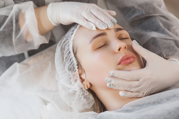 Frauen in einem kosmetischen Salon, der Behandlung tut