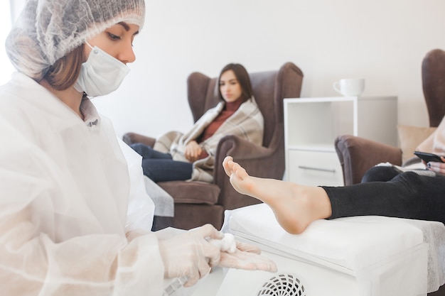 Frauen in einem kosmetischen Salon, der Behandlung tut