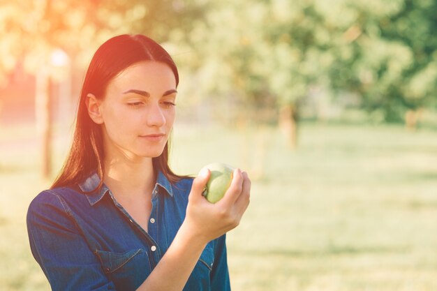 Frauen in einem Park, der einen Apfel durchlöchert