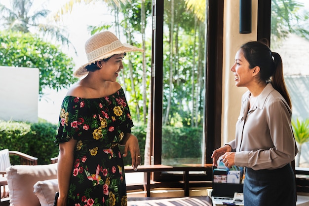 Frauen in einer Hotellobby