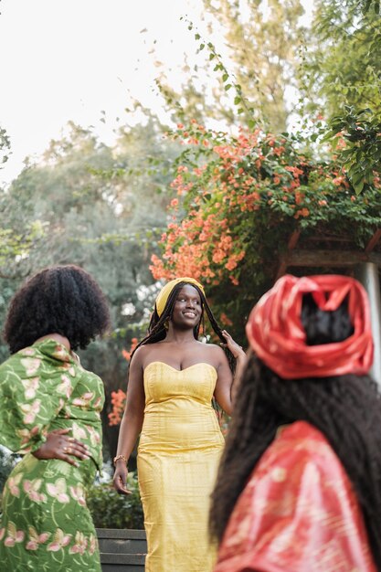 Frauen in typischen afrikanischen Kostümen auf einer besonderen Party in ihrem Land Konzept-Stil-Tradition