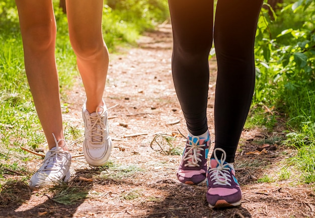 Frauen laufen im Wald