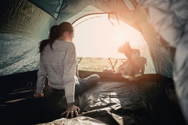 Frauen liegen in Zelten. im Lager.