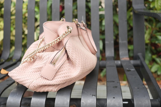 Frauen ließen ihre Handtasche am Strand liegen